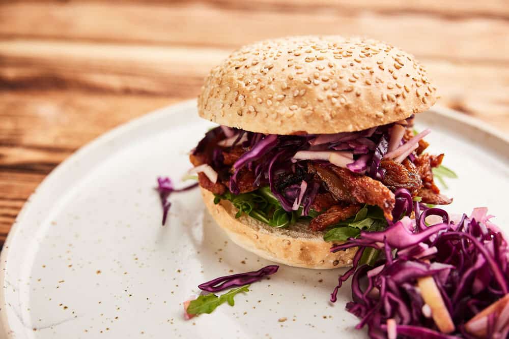 Burger mit Pulled-Soy-Steak und Rotkrautsalat