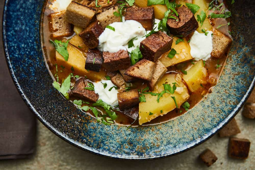 Deftiger Steckrübeneintopf mit knusprigem Räuchertofu & Brot Croûtons