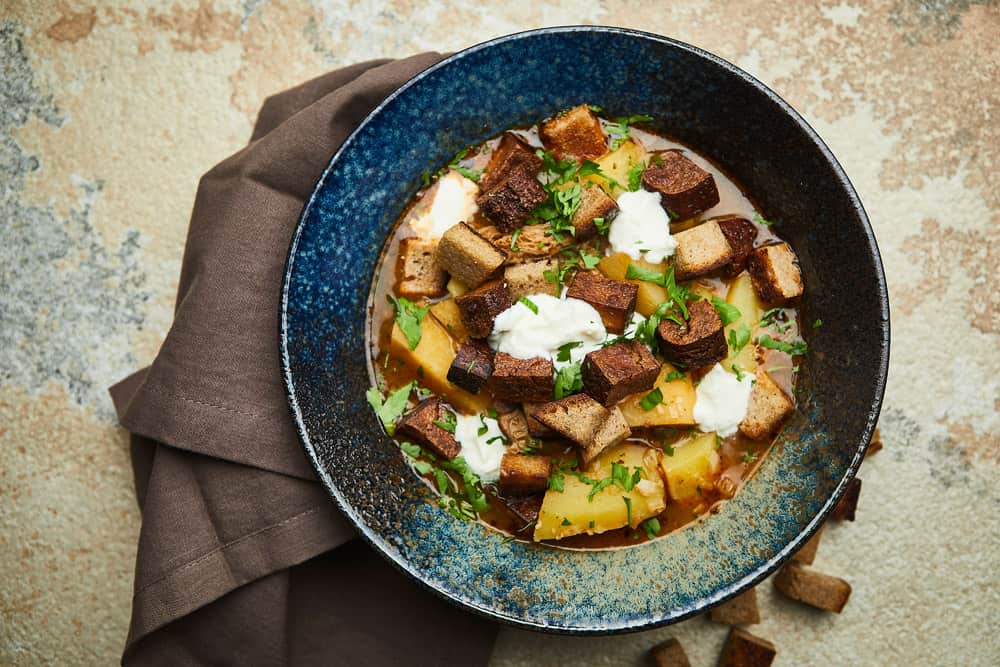 Deftiger Steckrübeneintopf mit knusprigem Räuchertofu & Brot Croûtons
