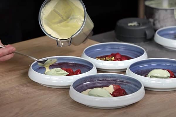 Vegane Bayerische Creme mit Himbeeren &amp; Sahne