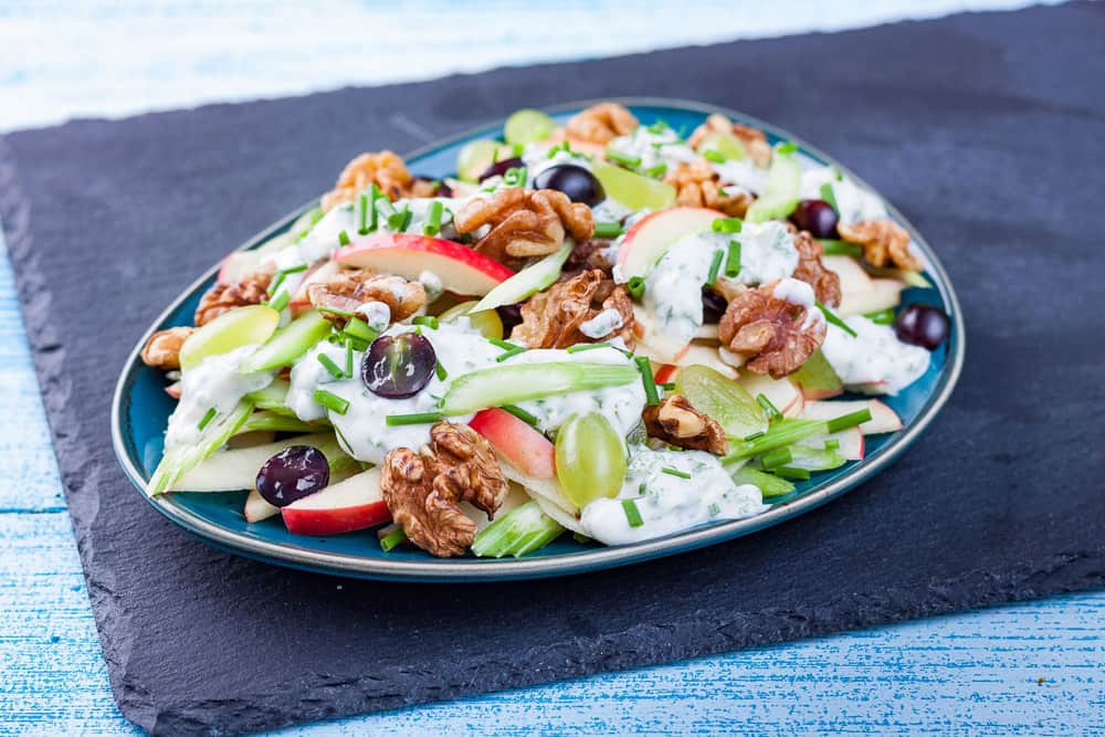 Veganer Waldorfsalat mit Weintrauben - perfekter Sommersalat