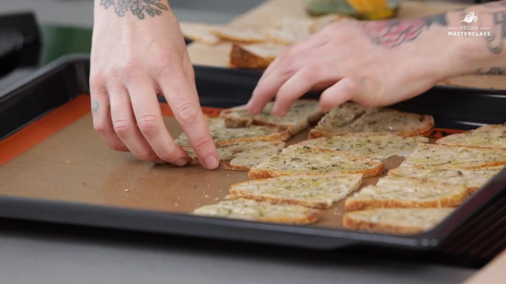 Brotchips selber machen Backblech verteilen