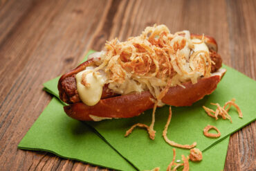 Bayerischer Hot Dog mit Röstzwiebeln und Sauerkraut