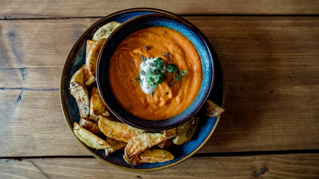 Rosmarin Wedges mit Harissa Karotten Dip