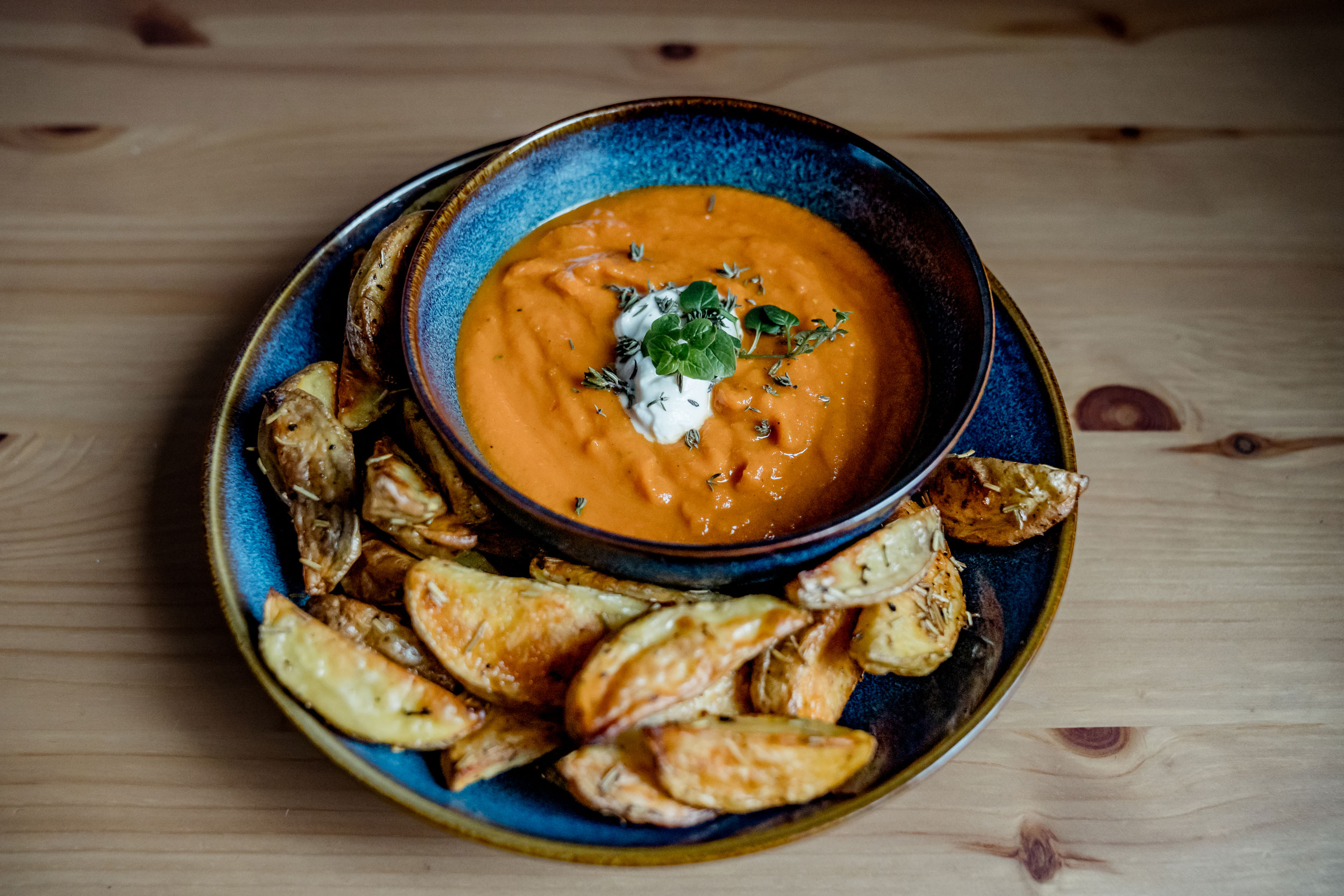 Rosmarin Wedges mit Harissa Karotten Dip