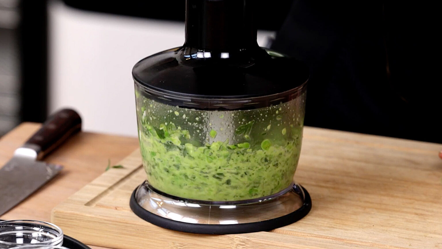 Vegane Möhrenrösti mit Erbsencreme & Gemüse-Topping Vegane Möhrenrösti mit Erbsencreme & Gemüse-Topping