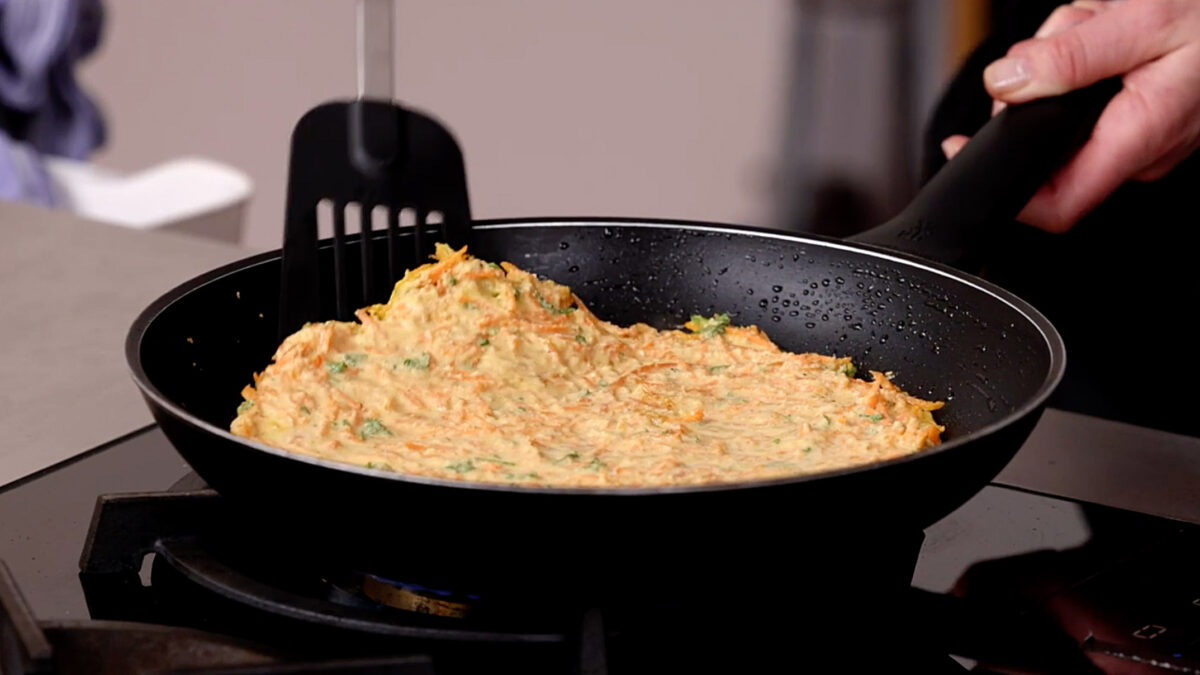 Vegane Möhrenrösti mit Erbsencreme &amp; Gemüse-Topping
