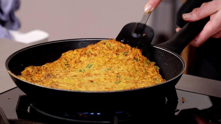 Vegane Möhrenrösti mit Erbsencreme & Gemüse-Topping Vegane Möhrenrösti mit Erbsencreme & Gemüse-Topping