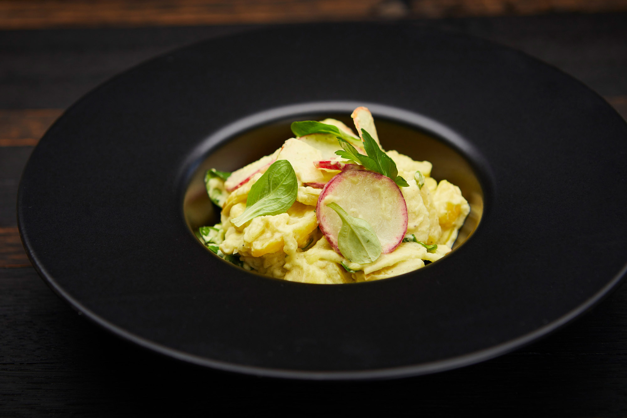 Veganer Kartoffelsalat mit Radieschen und Feldsalat