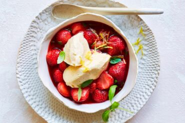 Luftige Vanillecreme mit Basilikum-Erdbeeren