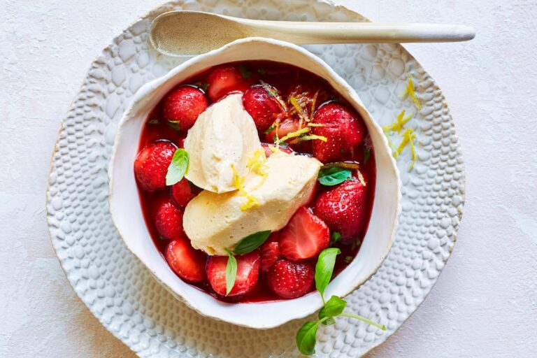 Luftige Vanillecreme mit Basilikum-Erdbeeren