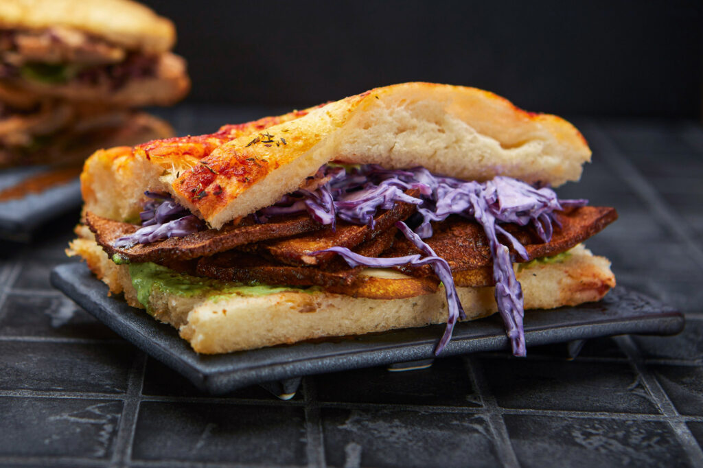 Veganes Sandwich mit Tofu und Rotkohl