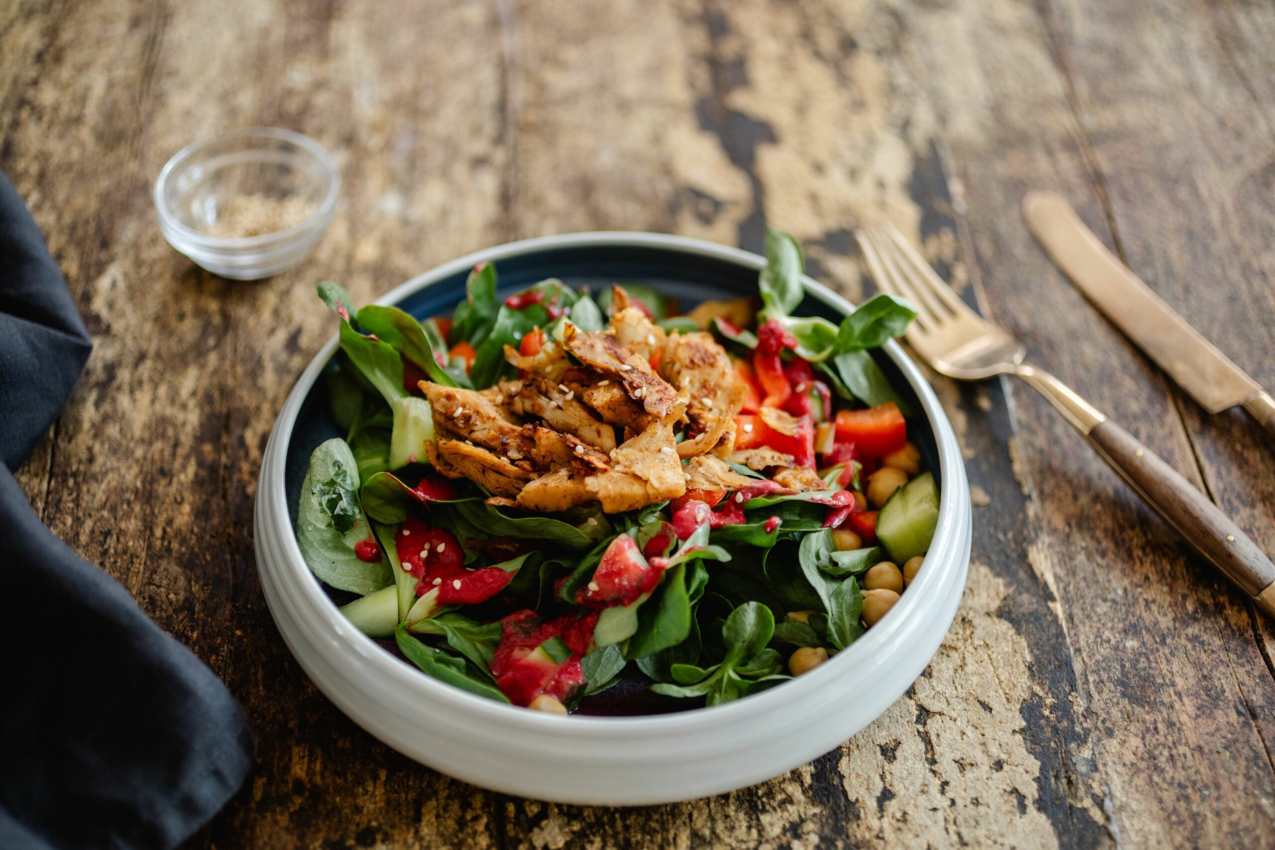 Salat mit veganem Geschnetzeltem &amp; Beerendressing