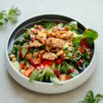 Veganer Salat mit Geschnetzeltem und Beerendressing