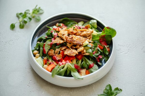 Salat mit veganem Geschnetzeltem &amp; Beerendressing