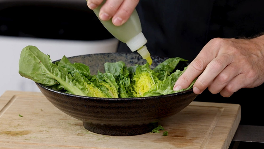Zubereitung veganer Caesar Salad