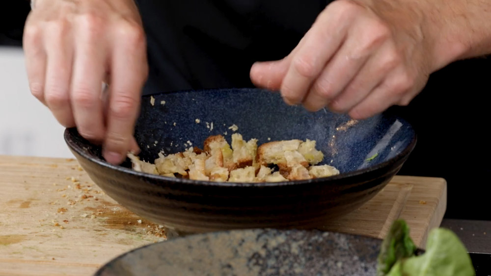 Zubereitung veganer Caesar Salad