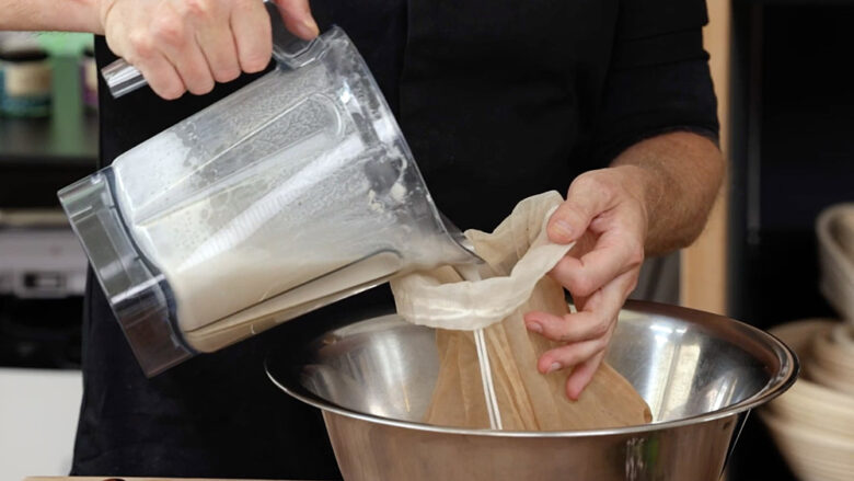 Veganer Ricotta aus selbstgemachter Mandelmilch