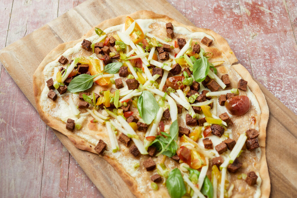 Veganer Flammkuchen mit Birnen und Speck