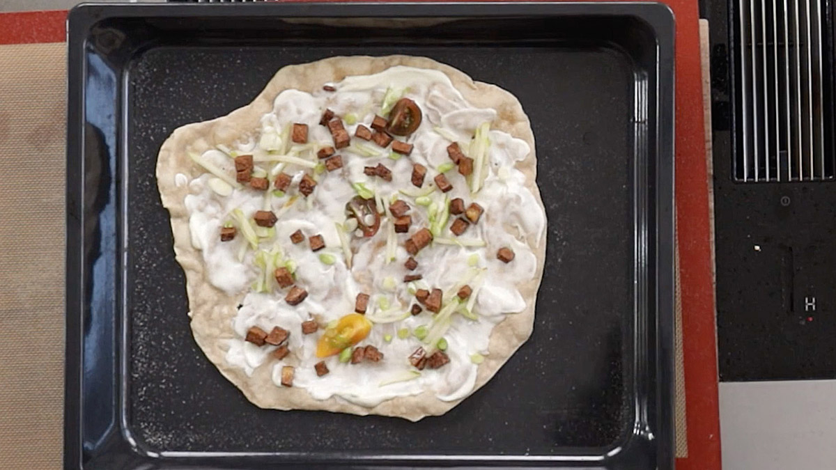 Veganer Flammkuchen mit Birnen und Speck