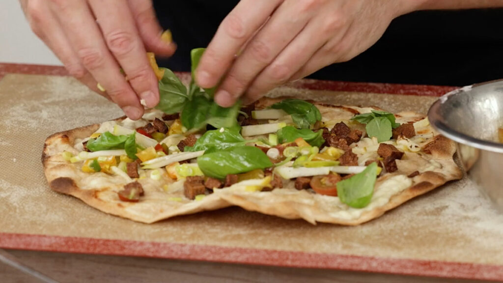 Zubereitung veganer Flammkuchen