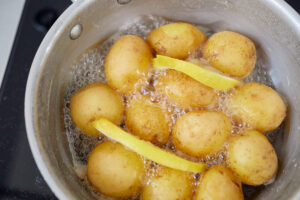Zubereitung Kanarische Kartoffeln mit Salat-Wraps