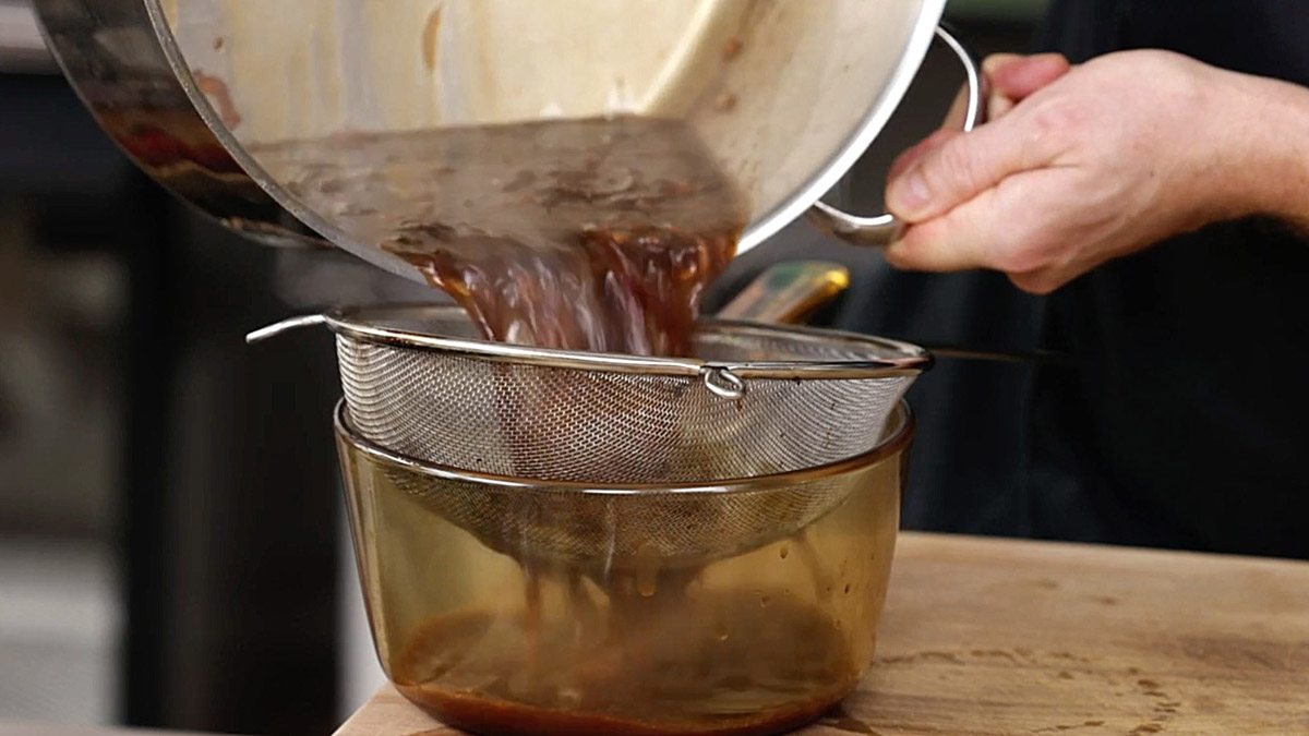 Veganer Sauerbraten mit viel Sauce, Rahmwirsing und Spätzle