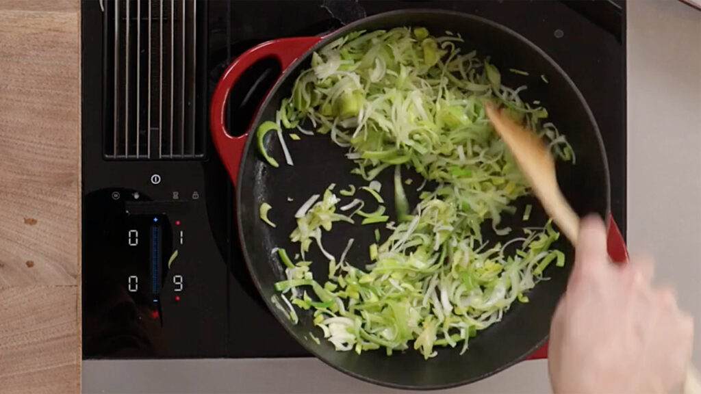 Zubereitung veganer Lauch-Hack-Eintopf