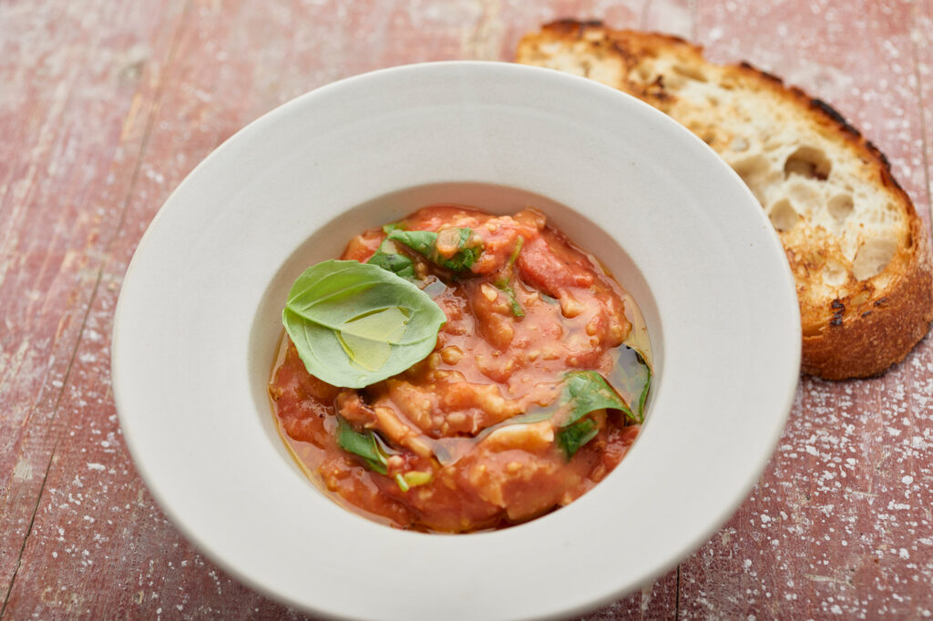 Geschmorte Kirschtomaten mit Bohnen zu knusprigem Brot