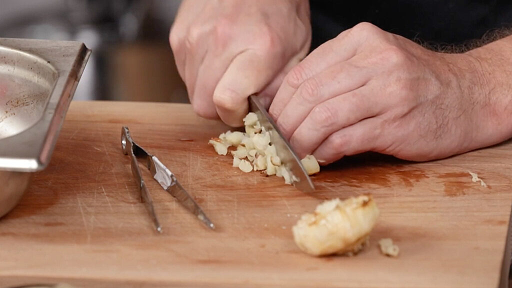 Zubereitung für geschmorte Kirschtomaten mit Bohnen zu knusprigem Brot