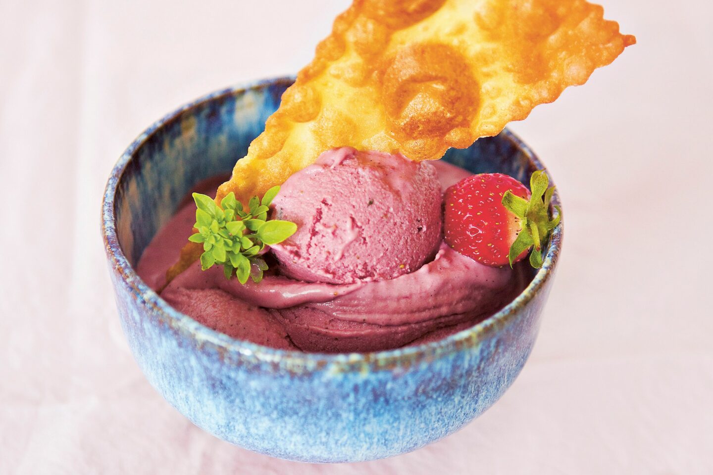 Cremiges Erdbeer-Basilikum-Eis mit knusprigem Teigblatt Cremiges Erdbeer-Basilikum-Eis mit knusprigem Teigblatt