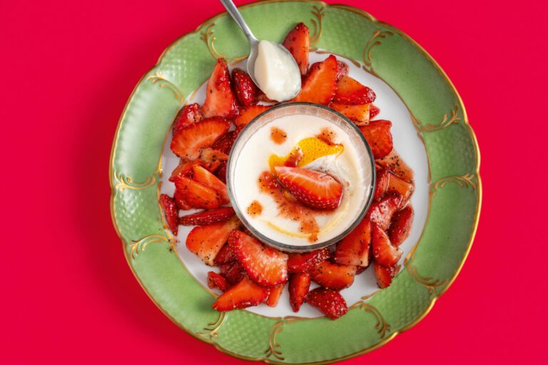 Zitrus Panna Cotta mit Erdbeeren