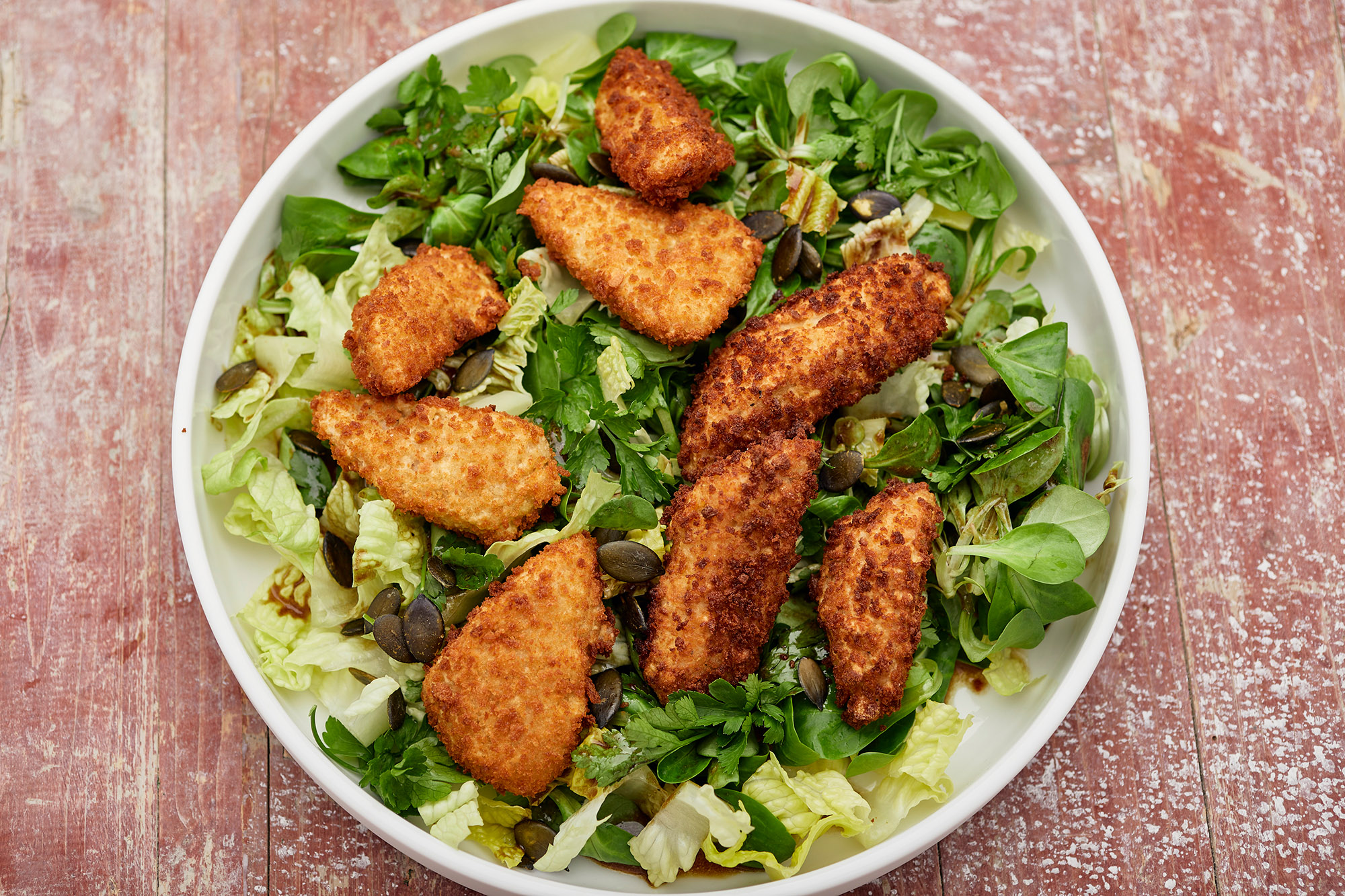 Krosse vegane Backhendl mit frischem Feldsalat