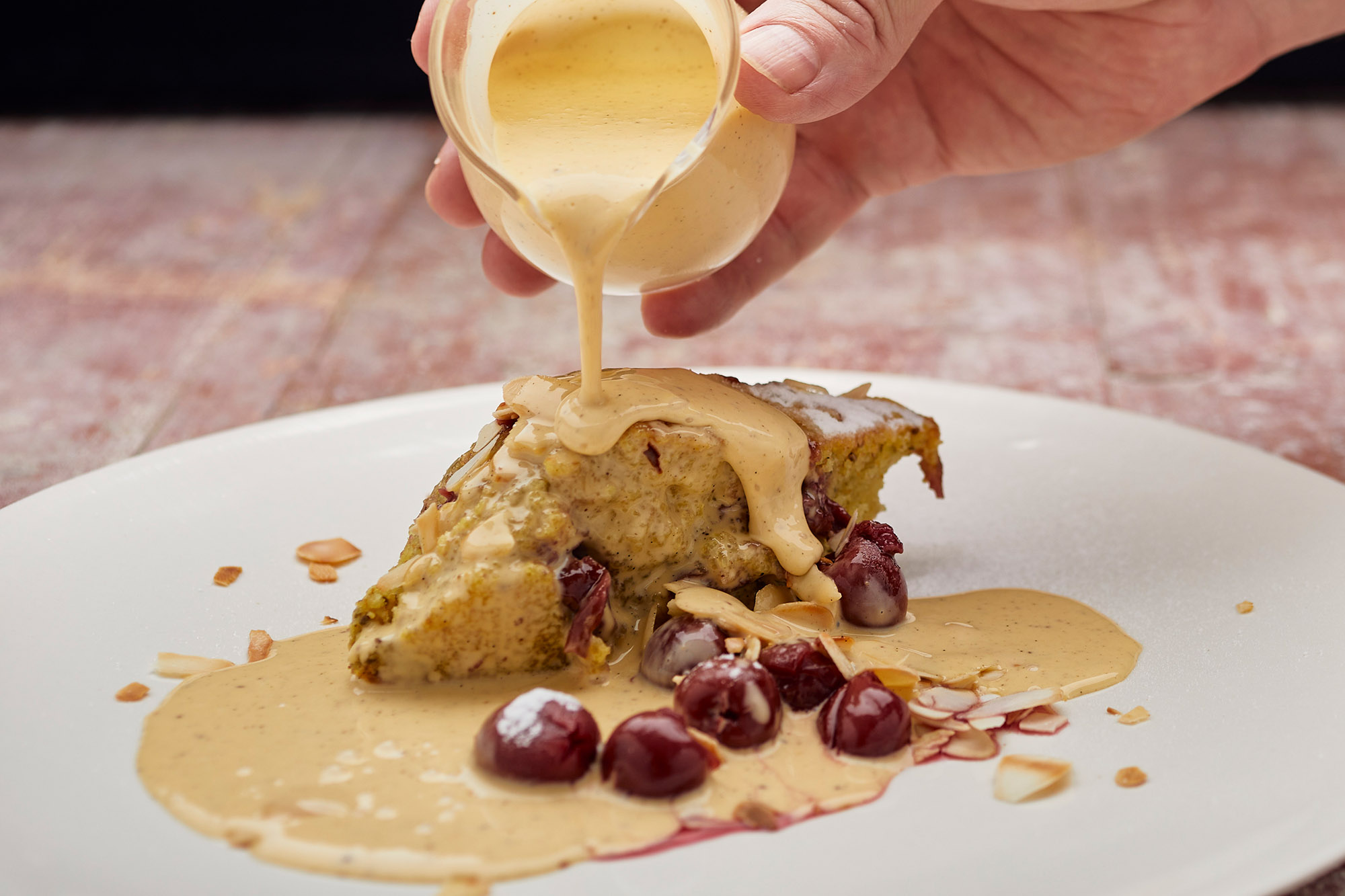 Veganer Grießauflauf mit Quark, Sauerkirschen und Vanillesoße