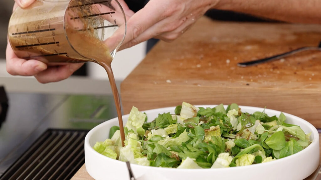 Zubereitung veganer Backhendl-Salat