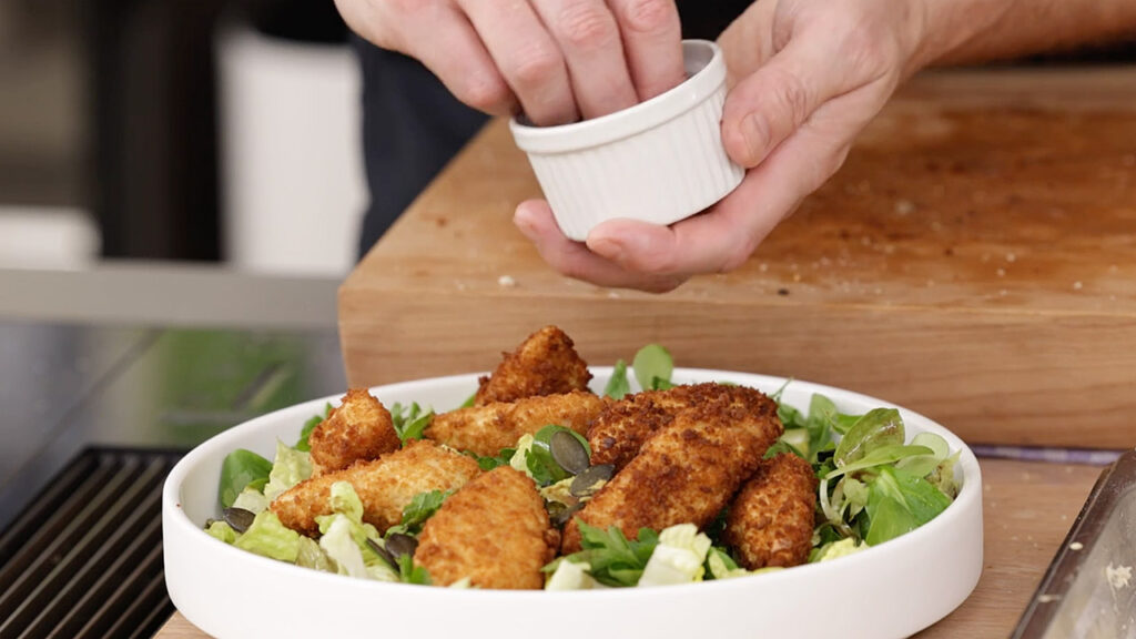 Zubereitung veganer Backhendl-Salat