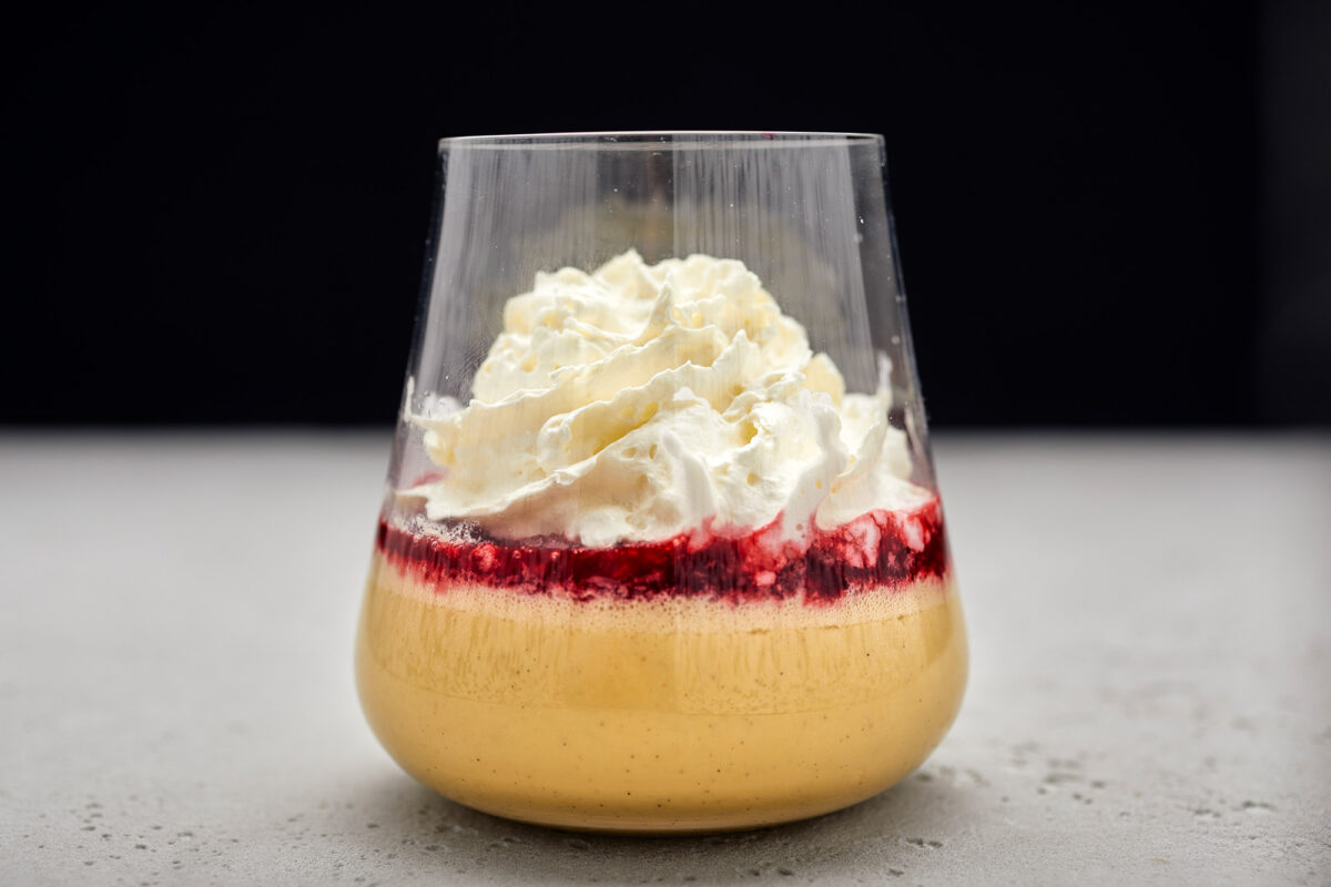 Vegane Bayerische Creme mit Himbeeren &amp; Sahne