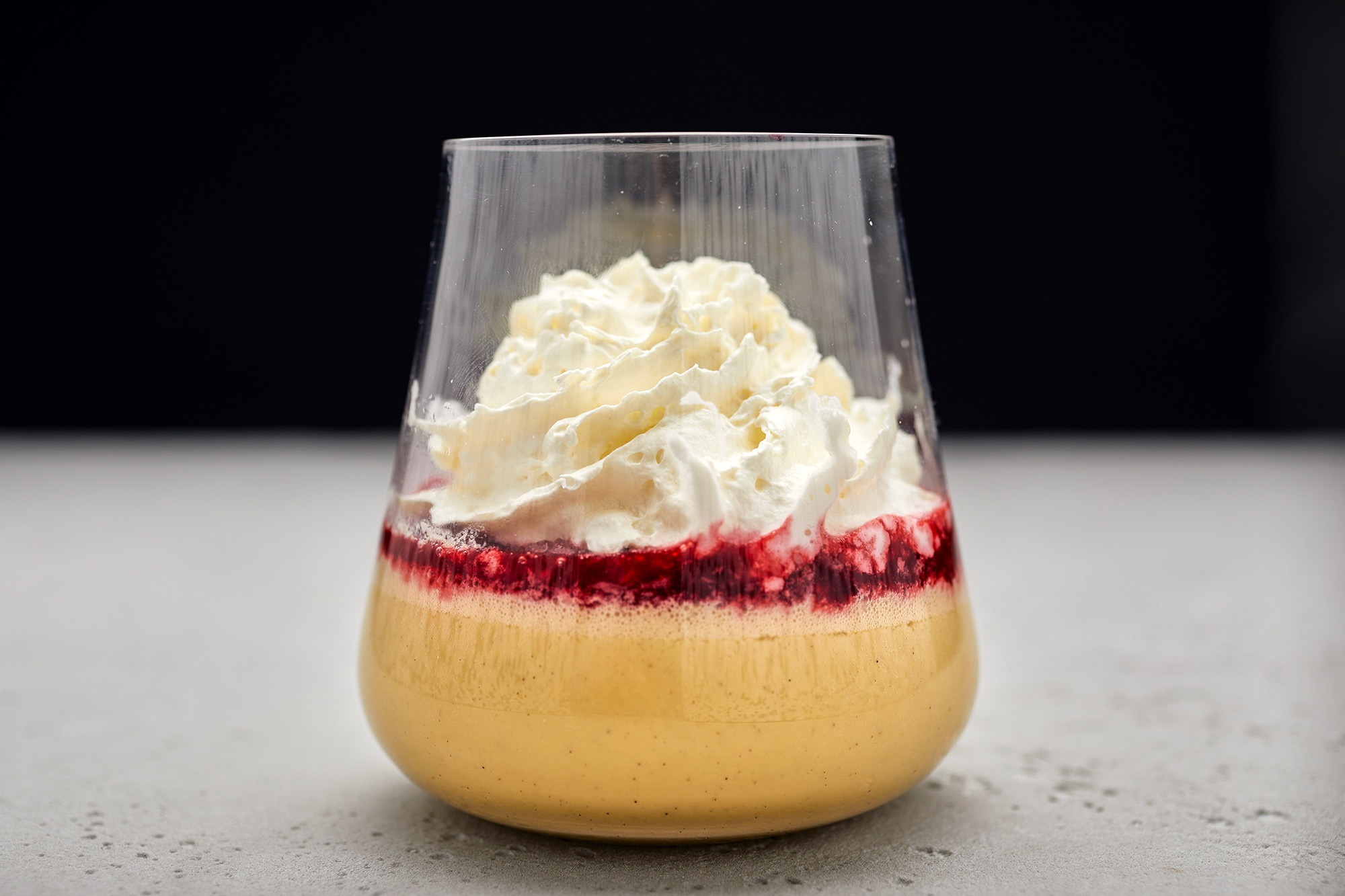 Vegane Bayerische Creme mit Himbeeren &amp; Sahne