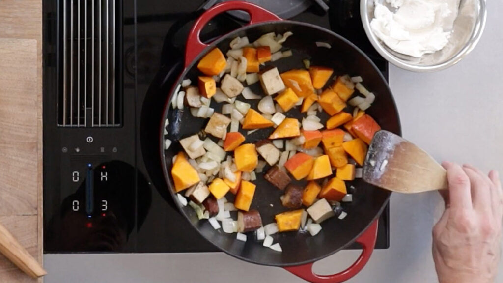 Zubereitung veganer Maronen-Kürbis-Eintopf