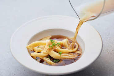 Vegane Hühnerbrühe mit Pfannkuchenstreifen - Flädlesuppe