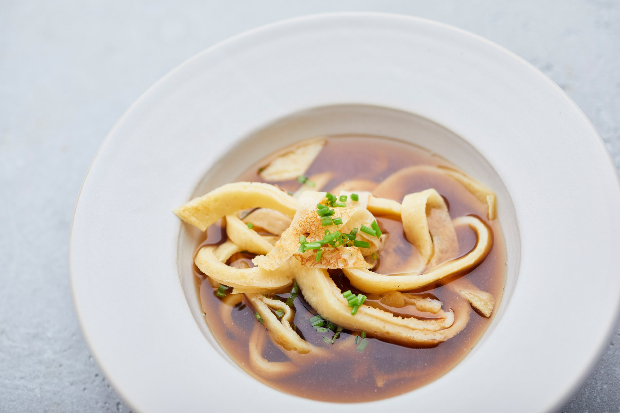 Vegane Hühnerbrühe mit Pfannkuchenstreifen - Flädlesuppe