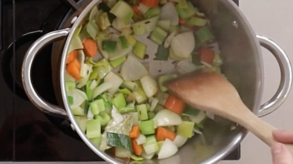 Zubereitung vegane Hühnerbrühe mit Pfannkuchenstreifen - Flädlesuppe