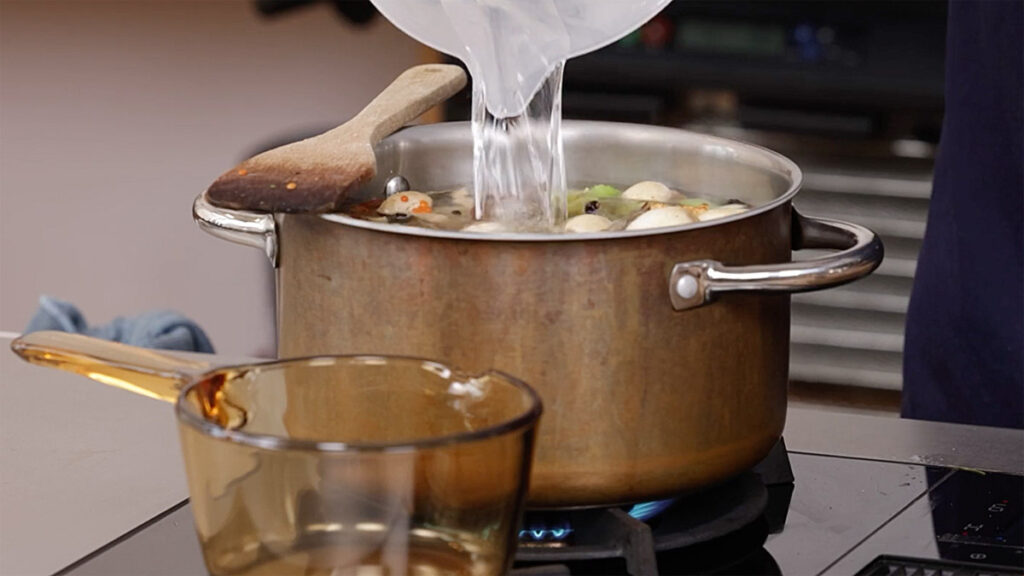 Zubereitung vegane Hühnerbrühe mit Pfannkuchenstreifen - Flädlesuppe