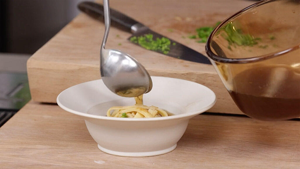 Zubereitung vegane Hühnerbrühe mit Pfannkuchenstreifen - Flädlesuppe