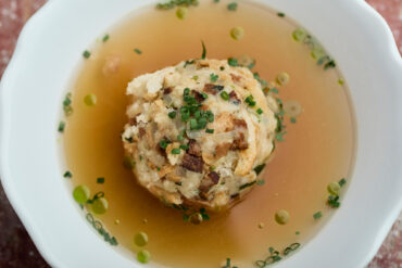 Vegane Speckknödel mit Kraftbrühe