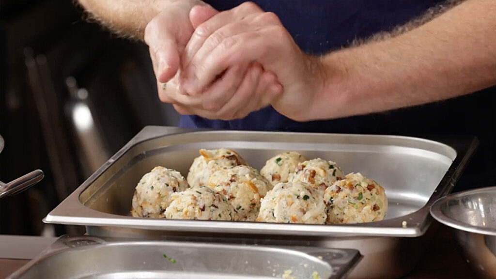 Zubereitung vegane Speckknödel