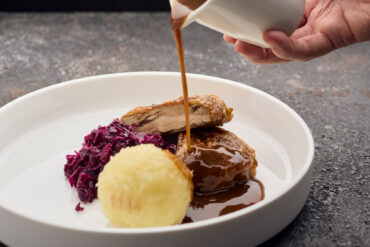 Vegane Pilzmedaillons mit Rotkohl und Knödel