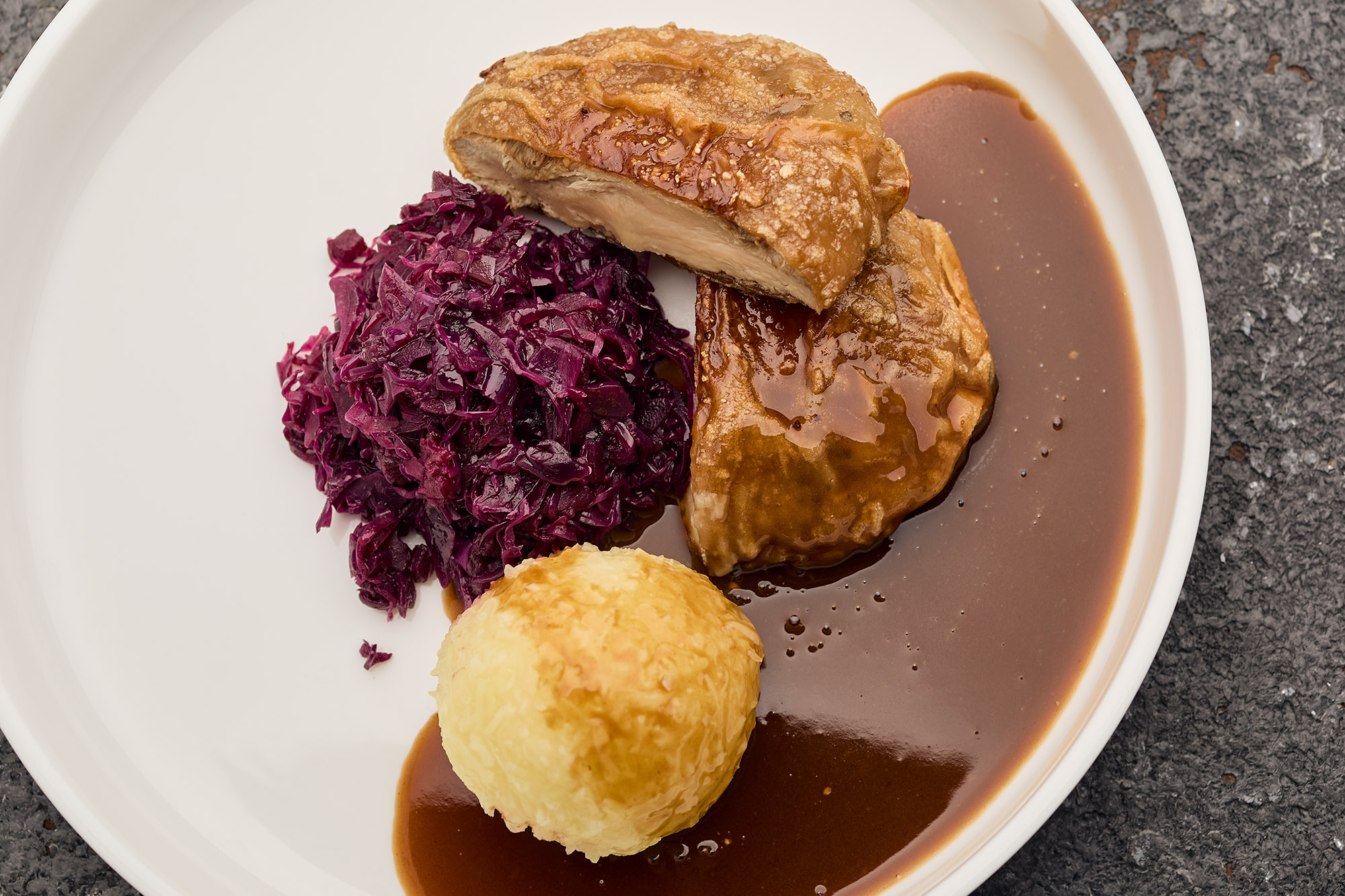 Vegane Pilzmedaillons mit Rotkohl und Knödel
