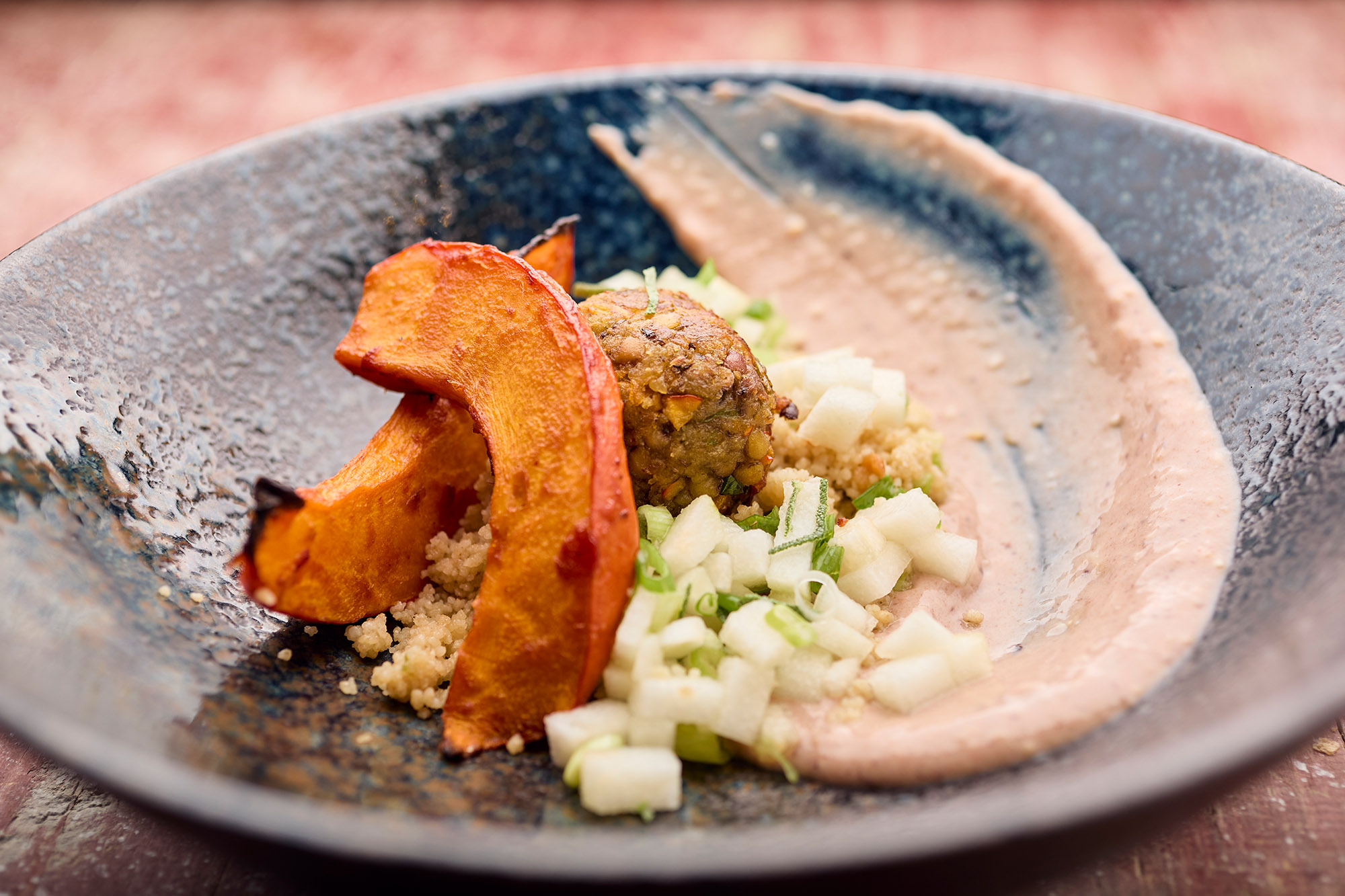 Couscous-Bowl mit Ofengemüse & Tempeh-Bällchen