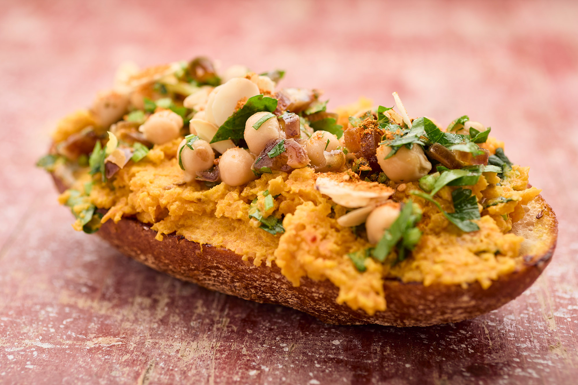 Orient-Stulle mit Karotten Lib El Kousa, Kichererbsen, Mandelsplitter & "Dattelpesto"